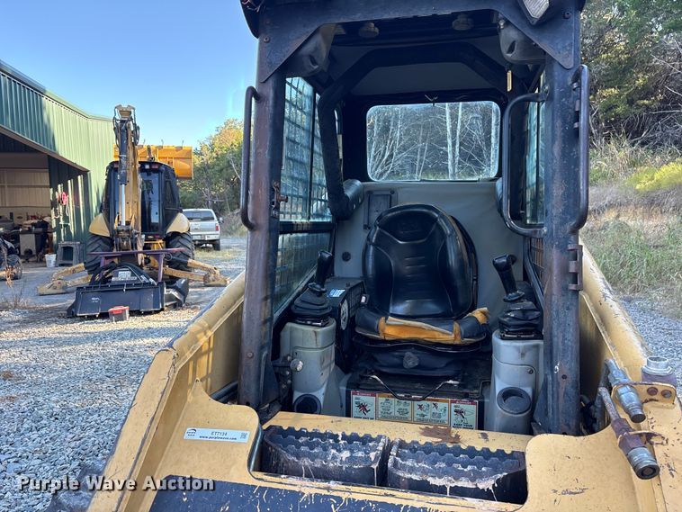 image for item ET7134 2003 Caterpillar 246 skid steer loader