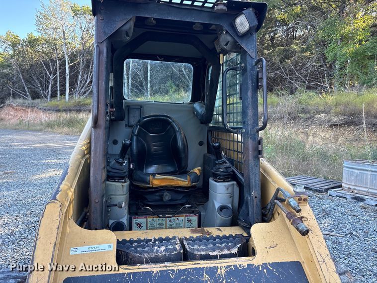 image for item ET7134 2003 Caterpillar 246 skid steer loader