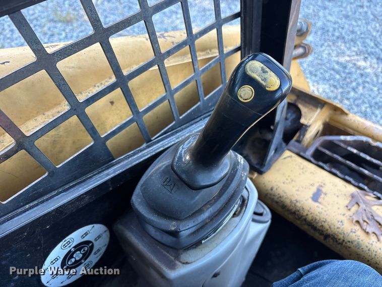 image for item ET7134 2003 Caterpillar 246 skid steer loader