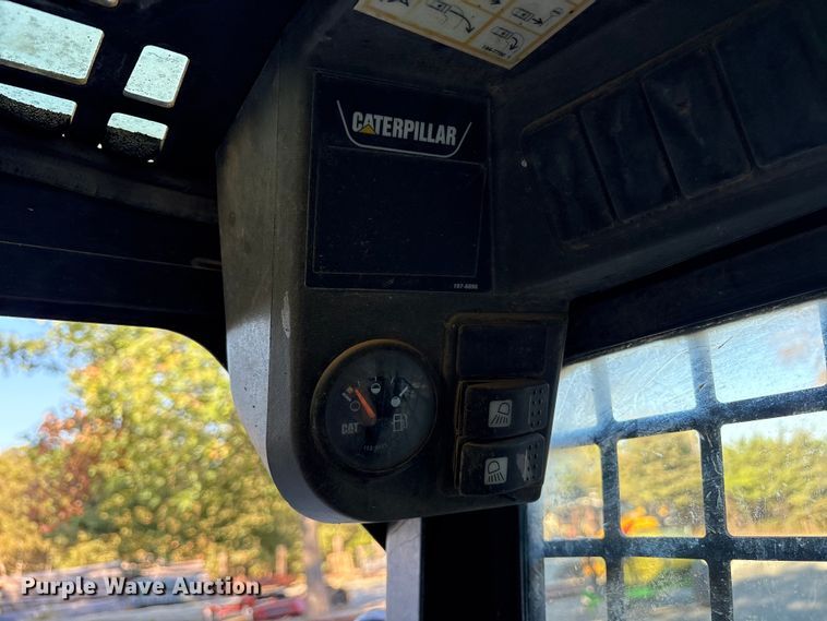 image for item ET7134 2003 Caterpillar 246 skid steer loader