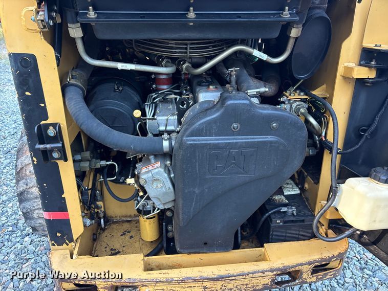image for item ET7134 2003 Caterpillar 246 skid steer loader