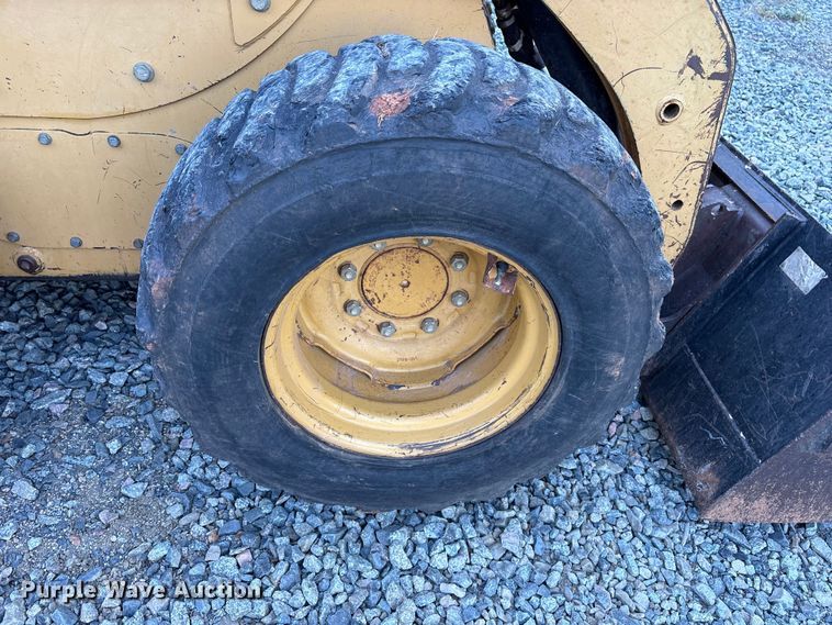 image for item ET7134 2003 Caterpillar 246 skid steer loader