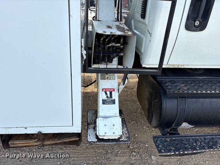 image for item ET7173 2007 International 4300 forestry bucket truck