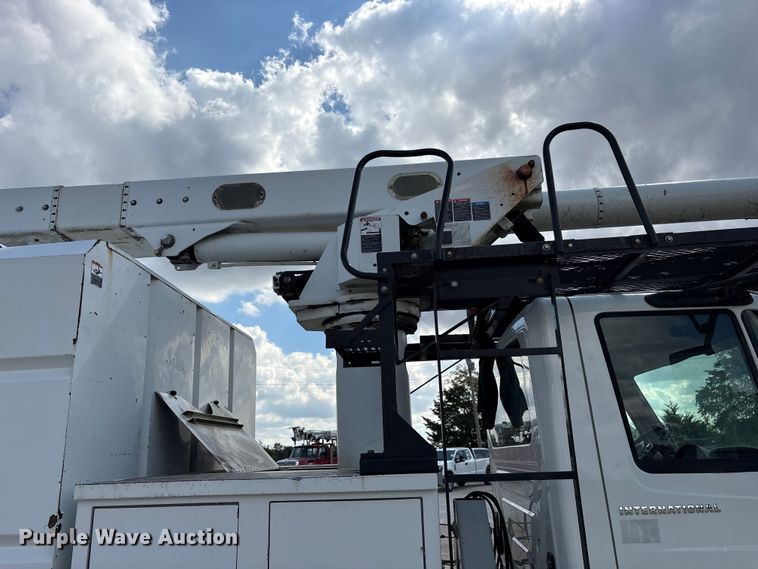 image for item ET7173 2007 International 4300 forestry bucket truck