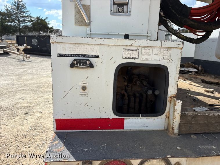 image for item ET7174 2016 Ford F550 Super Duty bucket truck