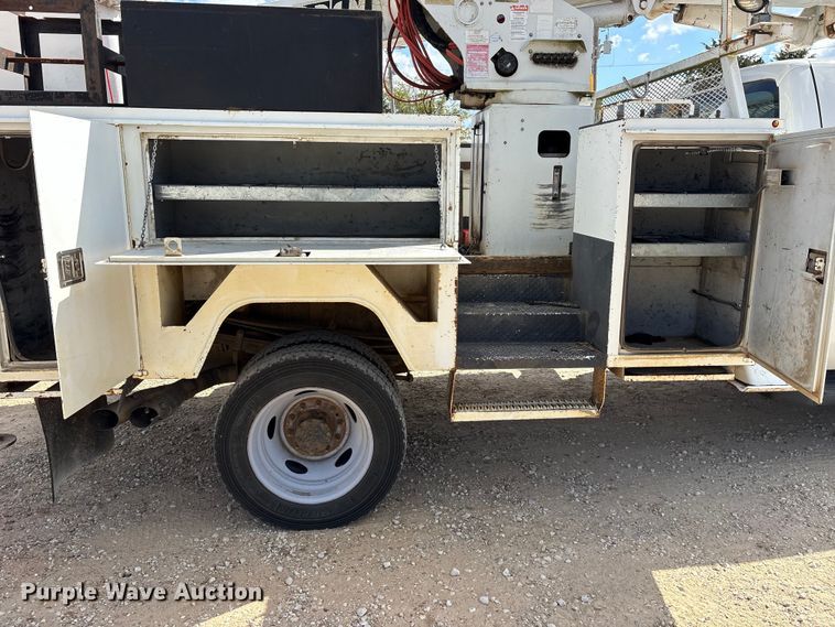 image for item ET7174 2016 Ford F550 Super Duty bucket truck