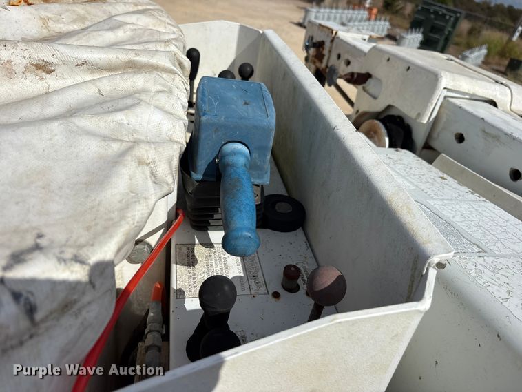 image for item ET7174 2016 Ford F550 Super Duty bucket truck