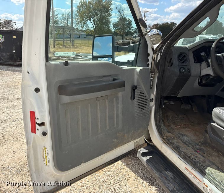 image for item ET7174 2016 Ford F550 Super Duty bucket truck