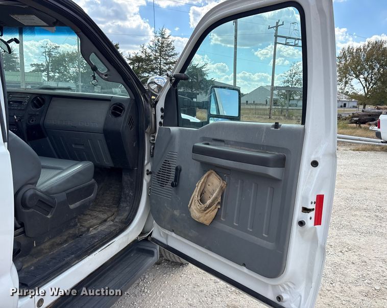 image for item ET7174 2016 Ford F550 Super Duty bucket truck