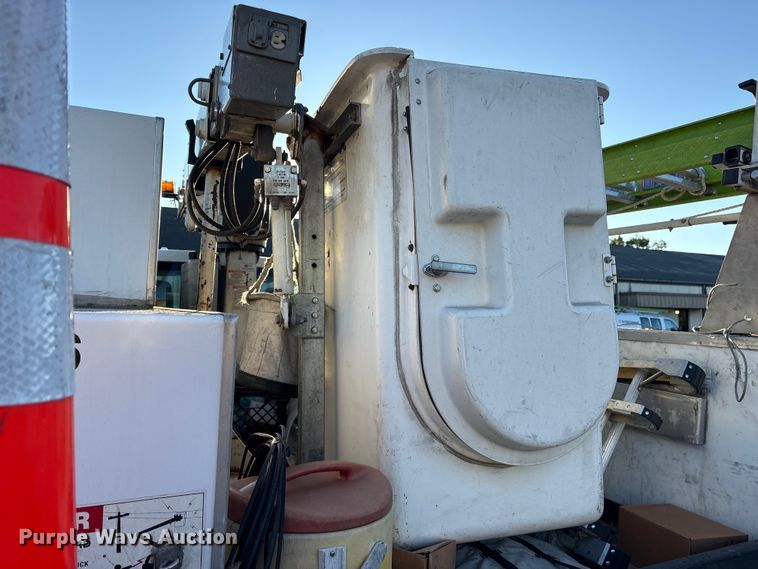 image for item ET7175 2012 Ford F450 bucket truck
