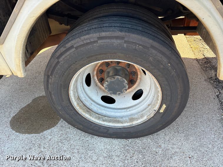 image for item ET7176 2011 Ford F450 Super Duty bucket truck