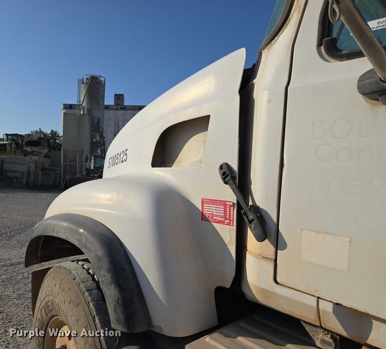 image for item EU3777 2005 Mack CV513 ready mix truck