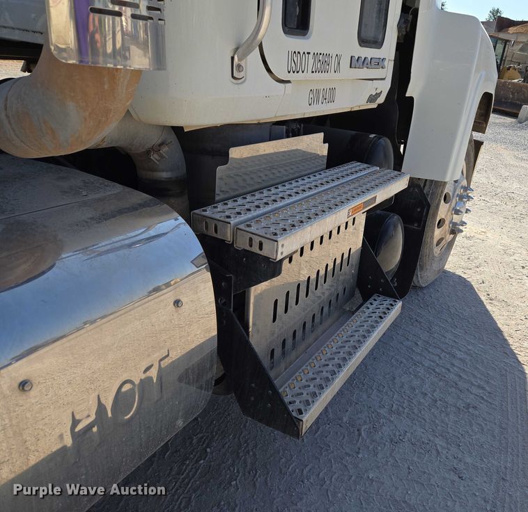 image for item EU3779 2013 Mack CHU613 semi truck