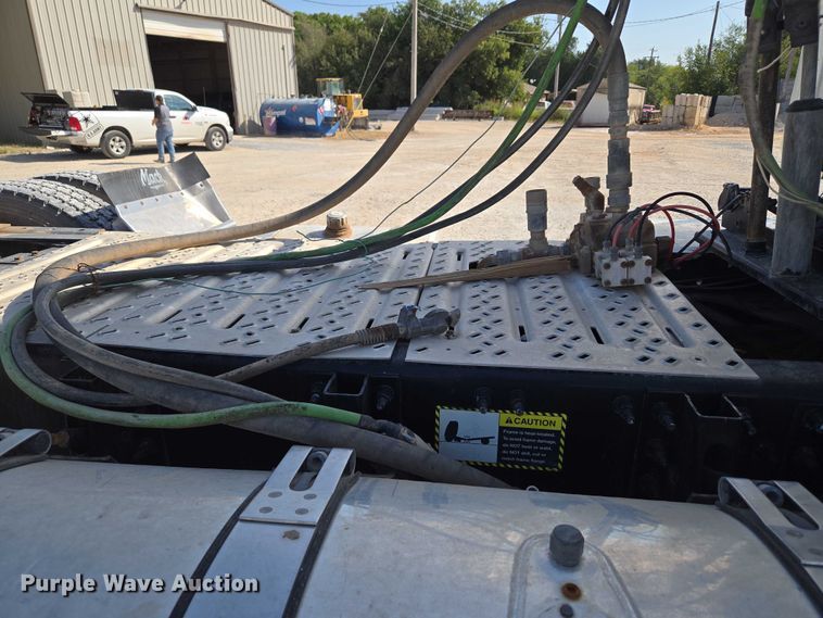 image for item EU3779 2013 Mack CHU613 semi truck