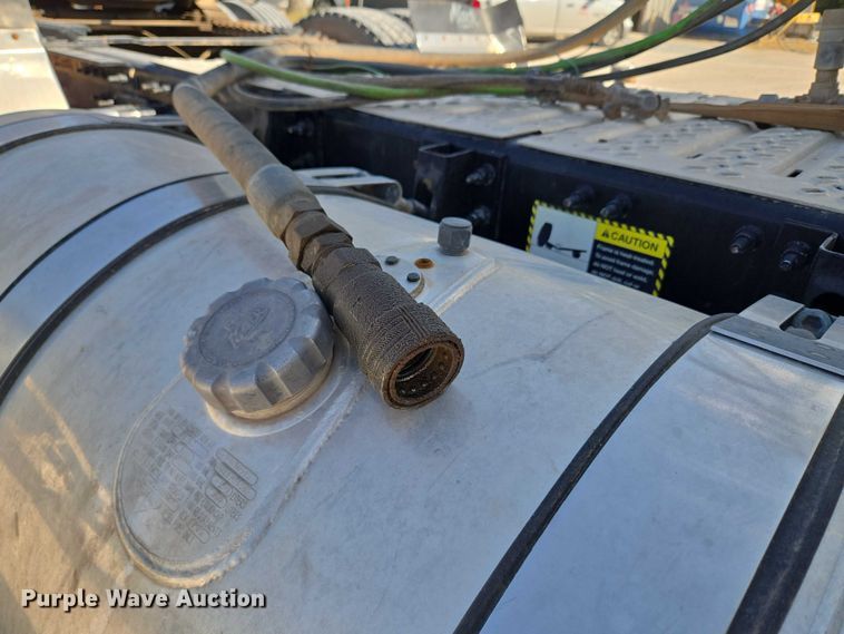 image for item EU3779 2013 Mack CHU613 semi truck