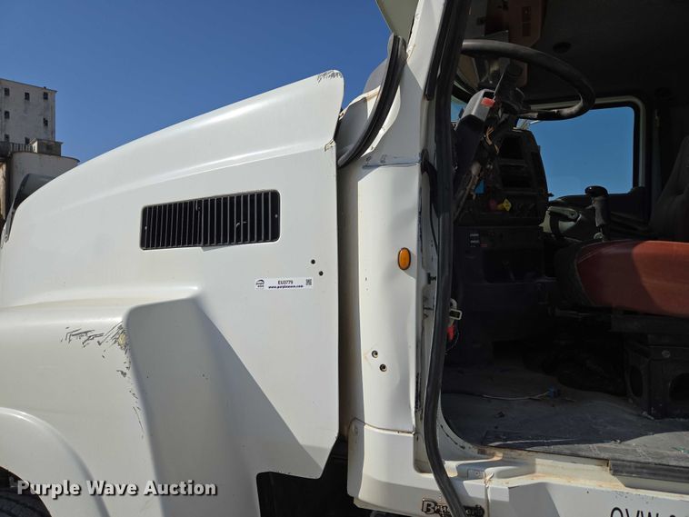 image for item EU3779 2013 Mack CHU613 semi truck