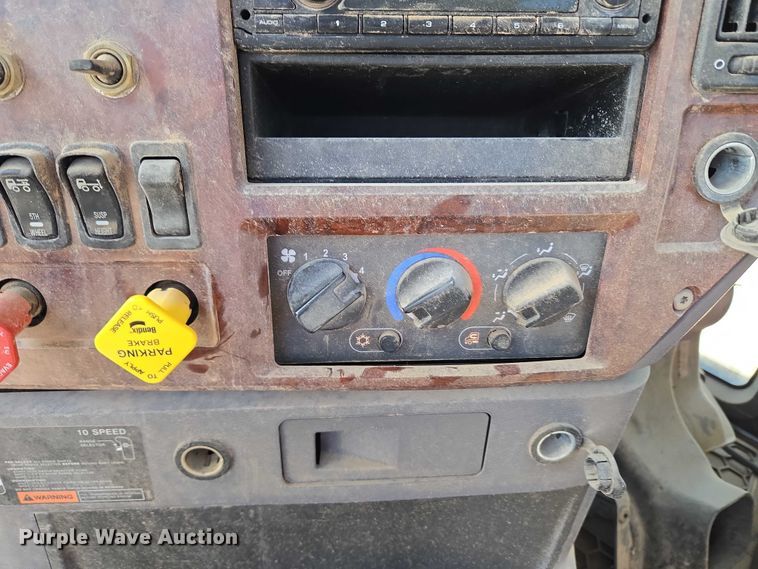 image for item EU3779 2013 Mack CHU613 semi truck