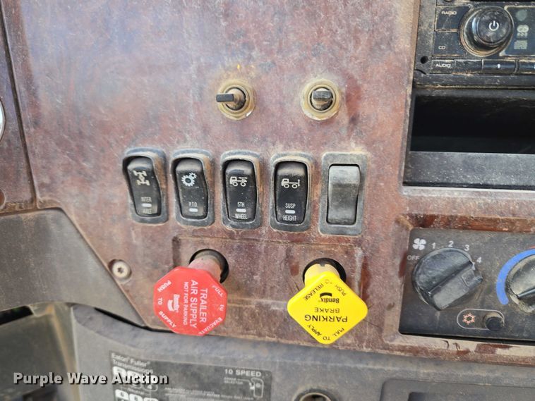 image for item EU3779 2013 Mack CHU613 semi truck