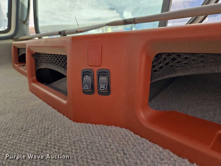 image for item EU3779 2013 Mack CHU613 semi truck