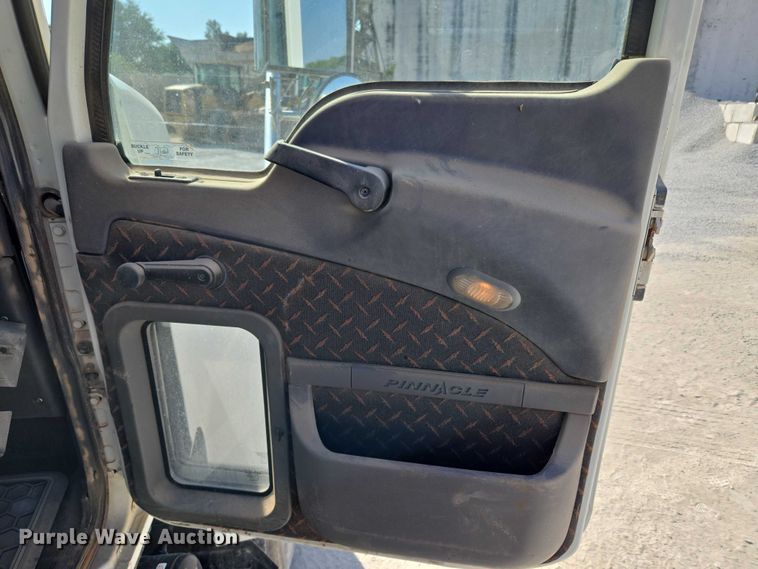 image for item EU3779 2013 Mack CHU613 semi truck