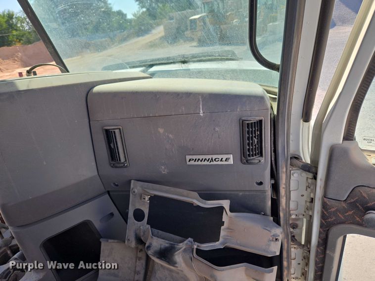 image for item EU3779 2013 Mack CHU613 semi truck