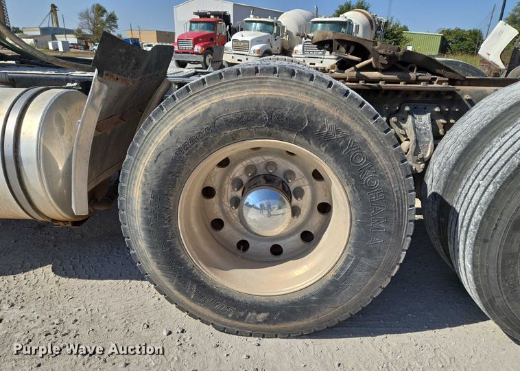 image for item EU3779 2013 Mack CHU613 semi truck