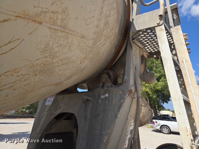 image for item EU3784 1999 Mack RD690S ready mix truck