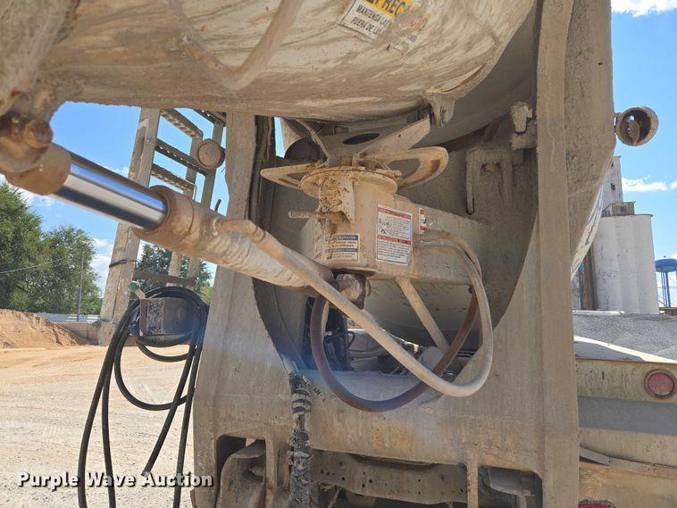 image for item EU3784 1999 Mack RD690S ready mix truck