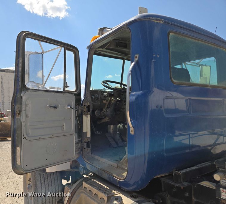 image for item EU3784 1999 Mack RD690S ready mix truck