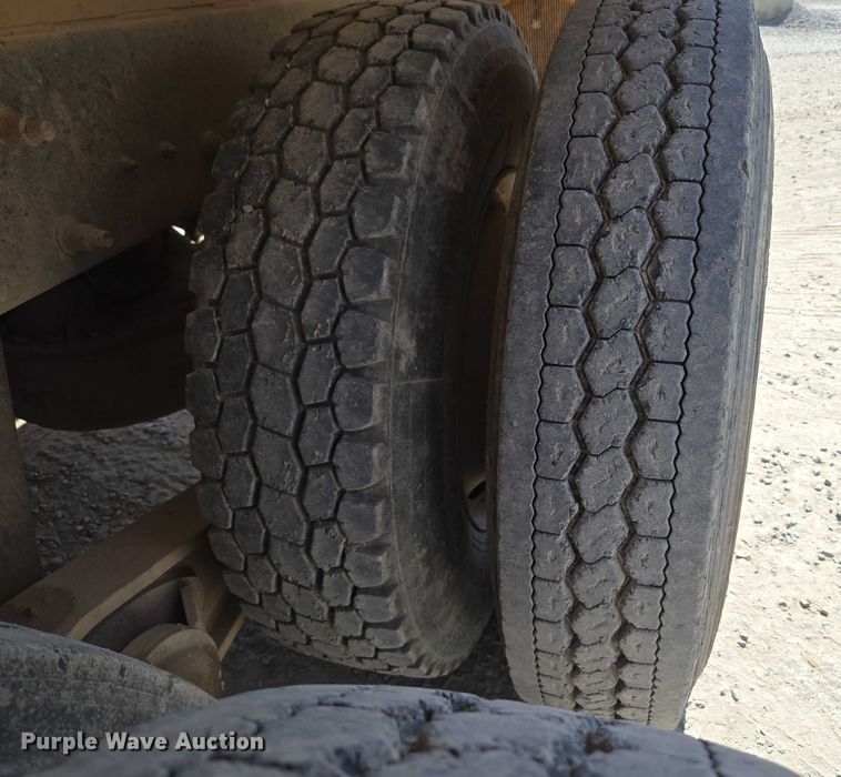 image for item EU3784 1999 Mack RD690S ready mix truck