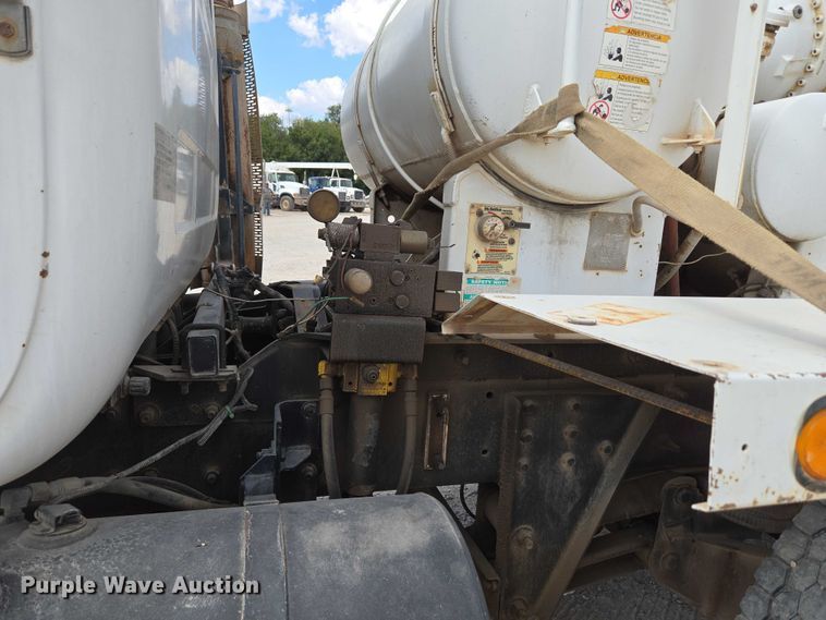 image for item EU3785 2000 Mack RD690S ready mix truck