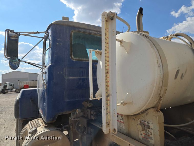 image for item EU3786 1999 Mack RD690S ready mix truck