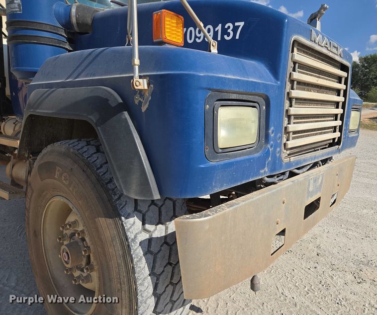 image for item EU3786 1999 Mack RD690S ready mix truck