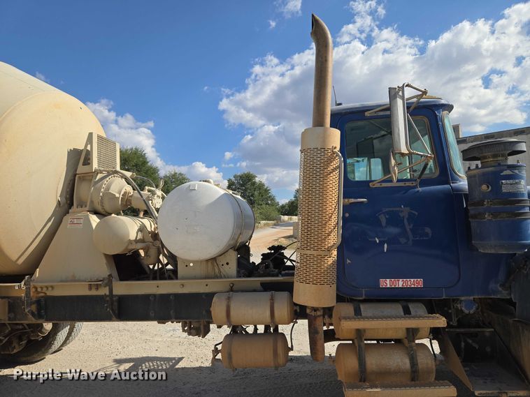 image for item EU3786 1999 Mack RD690S ready mix truck