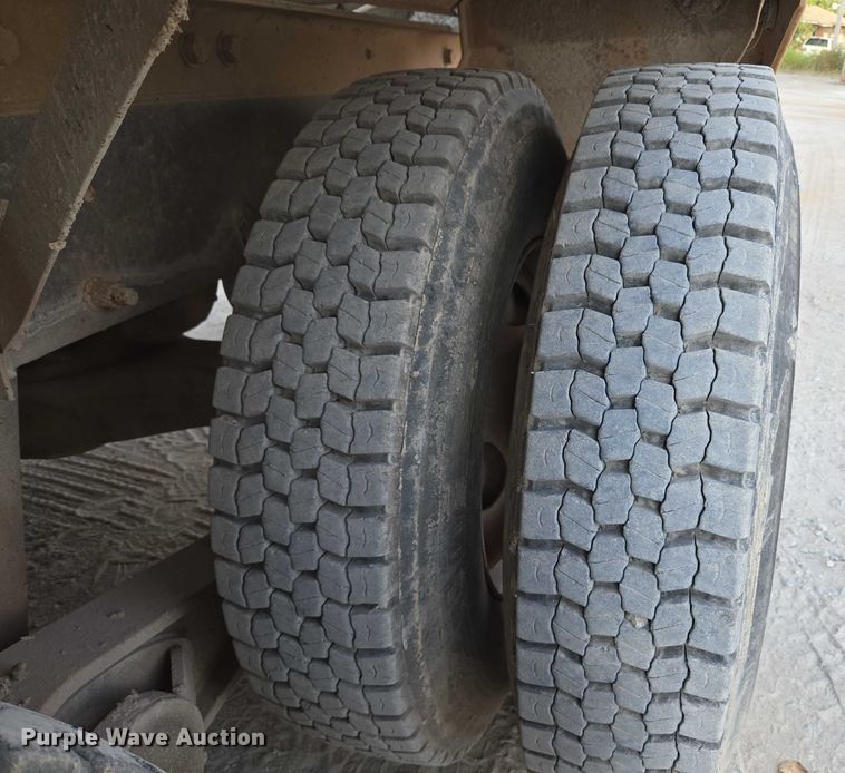 image for item EU3786 1999 Mack RD690S ready mix truck