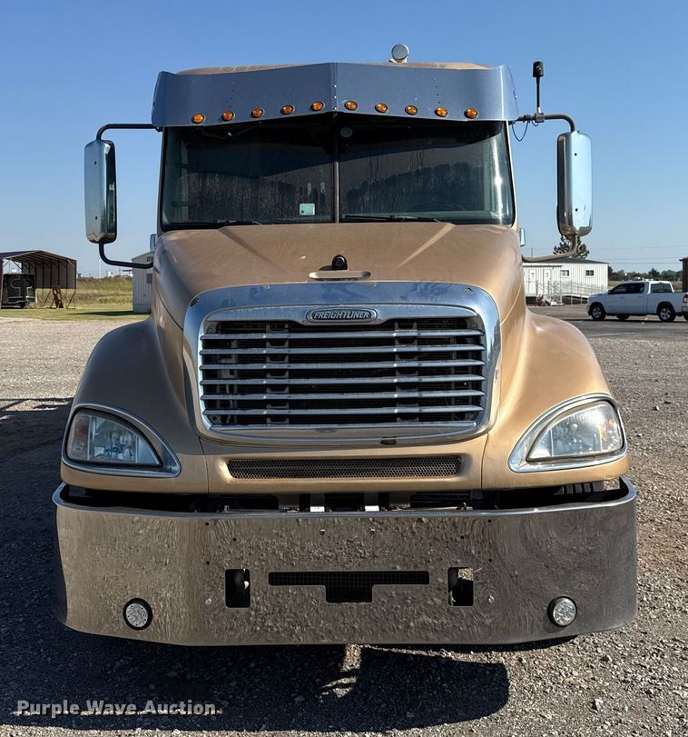 image for item EU5095 2007 Freightliner Columbia flatbed truck