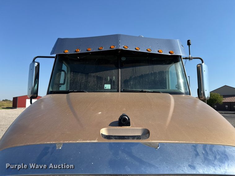 image for item EU5095 2007 Freightliner Columbia flatbed truck