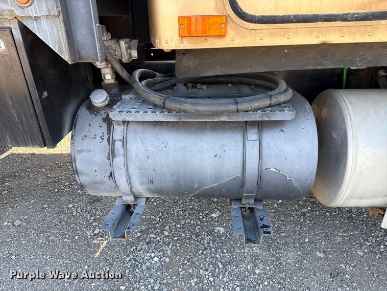 image for item EU5095 2007 Freightliner Columbia flatbed truck