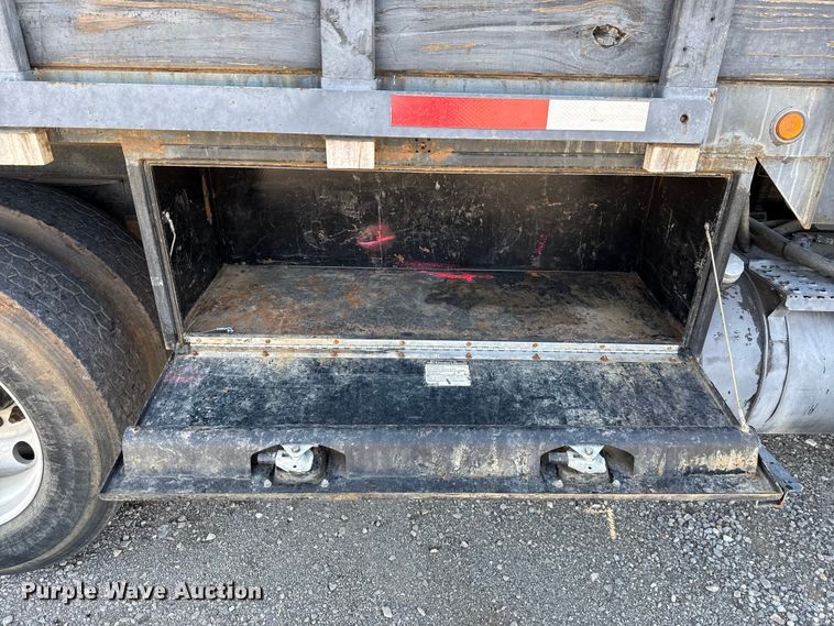 image for item EU5095 2007 Freightliner Columbia flatbed truck