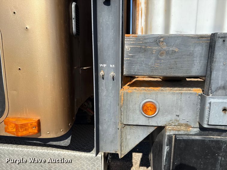 image for item EU5095 2007 Freightliner Columbia flatbed truck