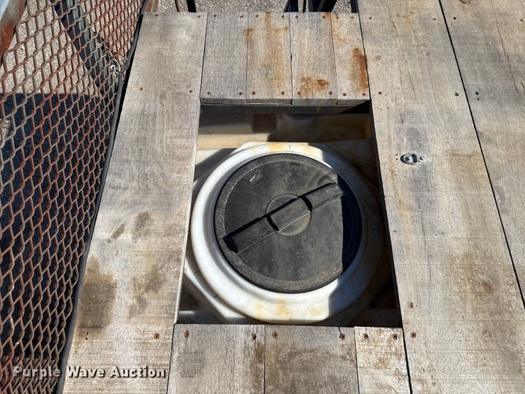 image for item EU5095 2007 Freightliner Columbia flatbed truck