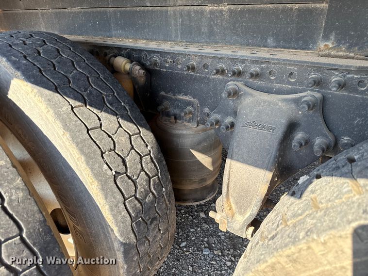 image for item EU5095 2007 Freightliner Columbia flatbed truck