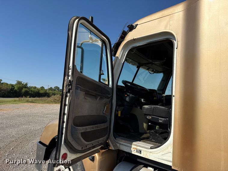 image for item EU5095 2007 Freightliner Columbia flatbed truck