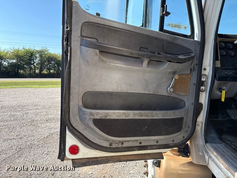 image for item EU5095 2007 Freightliner Columbia flatbed truck