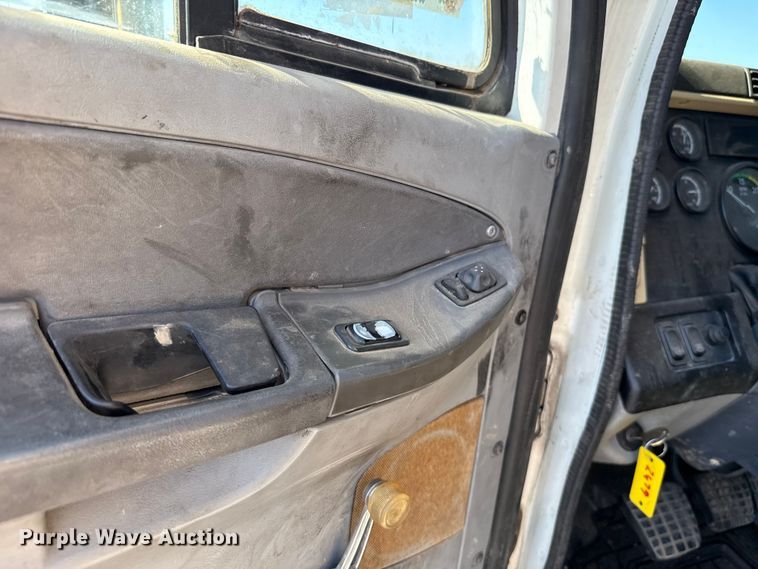 image for item EU5095 2007 Freightliner Columbia flatbed truck