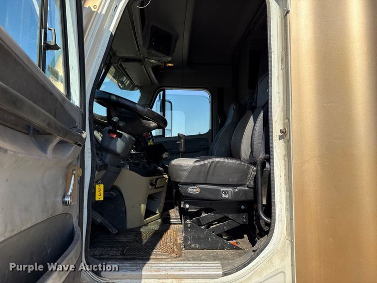 image for item EU5095 2007 Freightliner Columbia flatbed truck