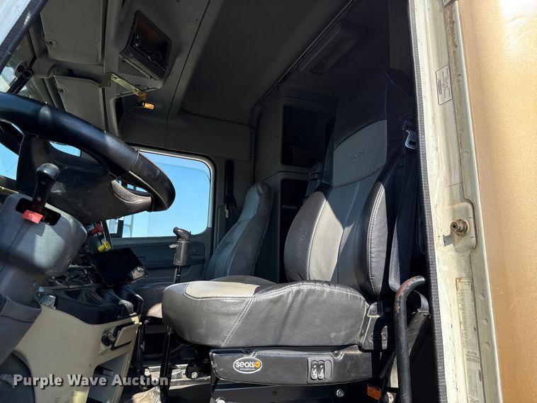 image for item EU5095 2007 Freightliner Columbia flatbed truck