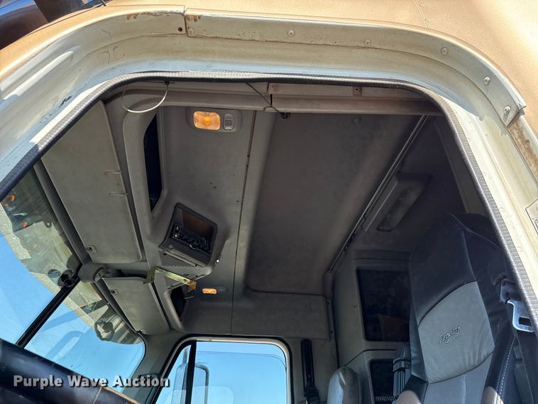 image for item EU5095 2007 Freightliner Columbia flatbed truck