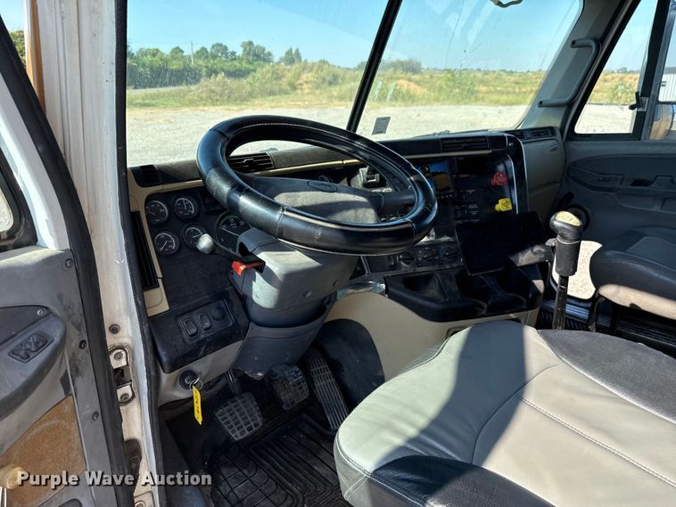 image for item EU5095 2007 Freightliner Columbia flatbed truck