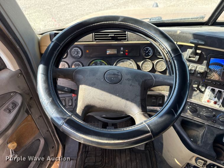 image for item EU5095 2007 Freightliner Columbia flatbed truck